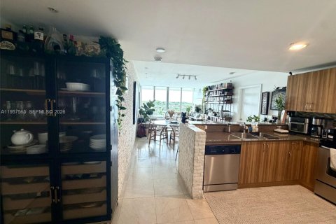 Condo in Miami Beach, Florida, 2 bedrooms  № 2020810 - photo 14
