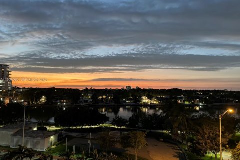 Condo in Miami Beach, Florida, 2 bedrooms  № 2020810 - photo 18