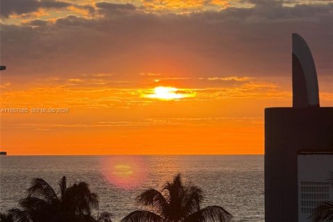 Condo in Miami Beach, Florida, 2 bedrooms  № 2020810 - photo 17