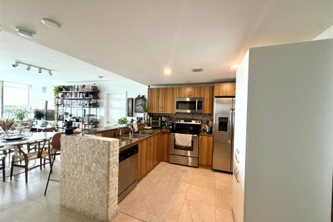 Condo in Miami Beach, Florida, 2 bedrooms  № 2020810 - photo 3