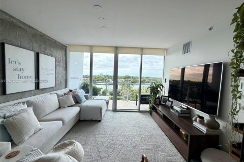 Condo in Miami Beach, Florida, 2 bedrooms  № 2020810 - photo 1