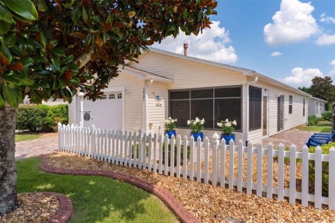 House in The Villages, Florida 2 bedrooms, 117.61 sq.m. № 2396202 - photo 6