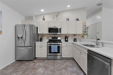 House in The Villages, Florida 2 bedrooms, 117.61 sq.m. № 2396202 - photo 15