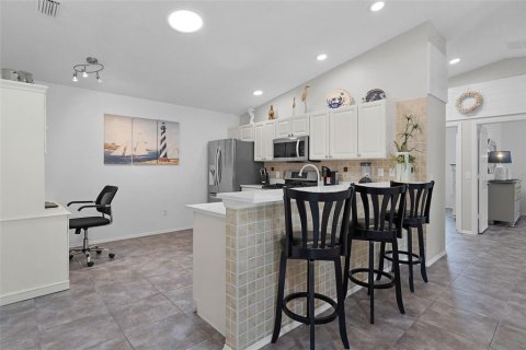 House in The Villages, Florida 2 bedrooms, 117.61 sq.m. № 2396202 - photo 12