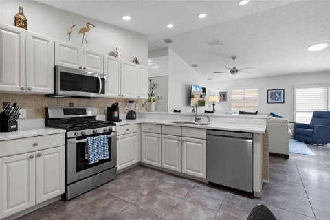 House in The Villages, Florida 2 bedrooms, 117.61 sq.m. № 2396202 - photo 9