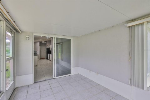 Condo in Sun City Center, Florida, 2 bedrooms  № 1911865 - photo 23