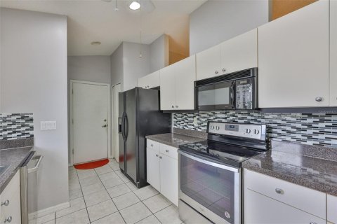 Condo in Sun City Center, Florida, 2 bedrooms  № 1911865 - photo 22