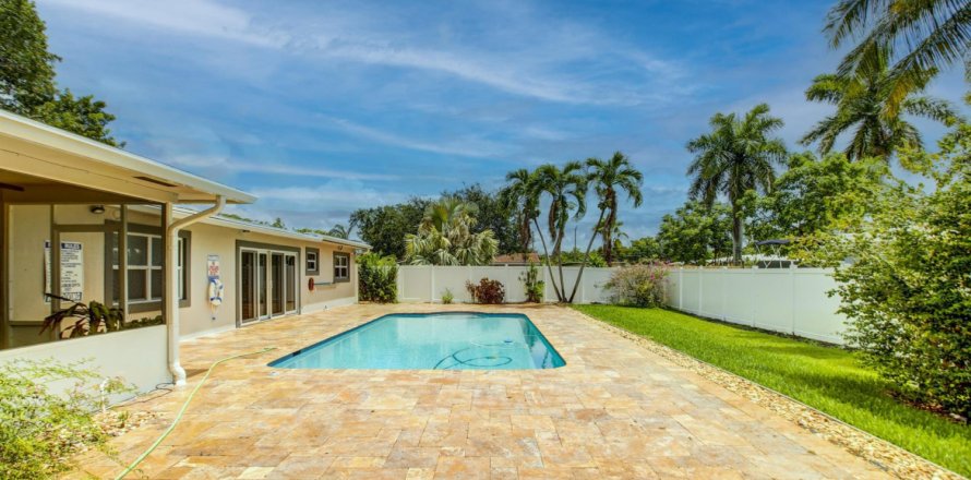 House in Pompano Beach, Florida 5 bedrooms, 324.97 sq.m. № 712748