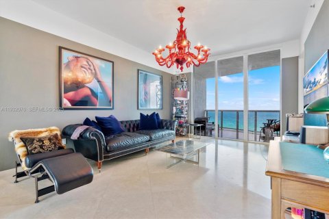 Condo in Sunny Isles Beach, Florida, 3 bedrooms  № 1990587 - photo 1