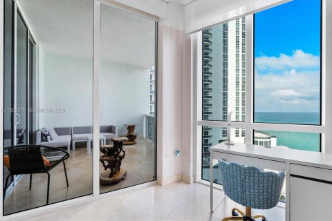 Condo in Sunny Isles Beach, Florida, 3 bedrooms  № 1990587 - photo 19