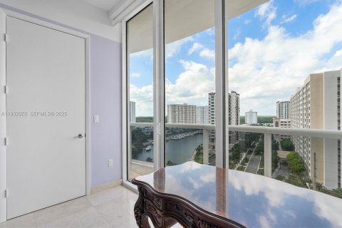 Condo in Sunny Isles Beach, Florida, 3 bedrooms  № 1990587 - photo 25