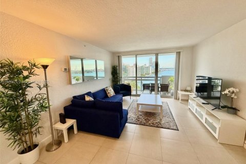 Condominio en Miami Beach, Florida, 2 dormitorios  № 2054423