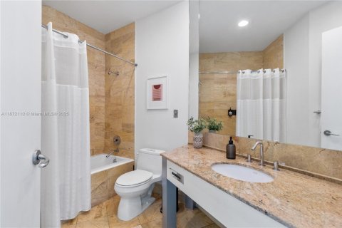 Condo in Miami, Florida, 3 bedrooms  № 1920335 - photo 13