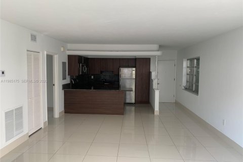 Снять в аренду квартиру в Корал-Гейблс, Флорида 2 спальни, 80.82м2, № 2050892 - фото 10