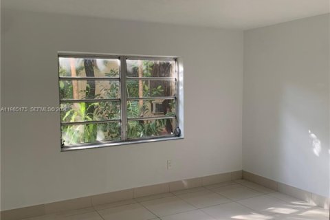 Снять в аренду квартиру в Корал-Гейблс, Флорида 2 спальни, 80.82м2, № 2050892 - фото 5