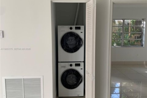 Снять в аренду квартиру в Корал-Гейблс, Флорида 2 спальни, 80.82м2, № 2050892 - фото 4