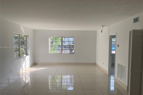 Снять в аренду квартиру в Корал-Гейблс, Флорида 2 спальни, 80.82м2, № 2050892 - фото 2