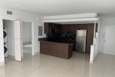 Снять в аренду квартиру в Корал-Гейблс, Флорида 2 спальни, 80.82м2, № 2050892 - фото 3