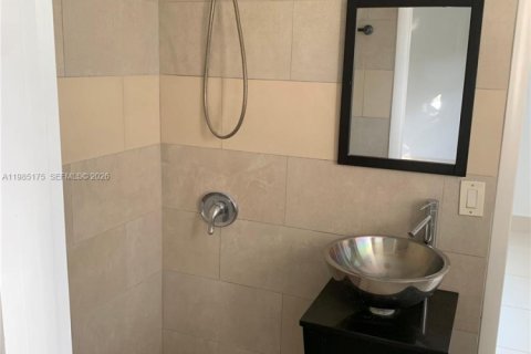 Снять в аренду квартиру в Корал-Гейблс, Флорида 2 спальни, 80.82м2, № 2050892 - фото 7