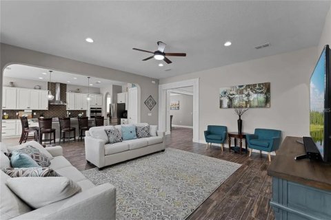 House in Winter Garden, Florida 5 bedrooms, 392.51 sq.m. № 2095250 - photo 13