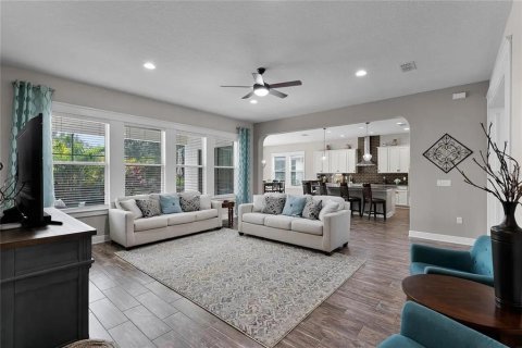 House in Winter Garden, Florida 5 bedrooms, 392.51 sq.m. № 2095250 - photo 12