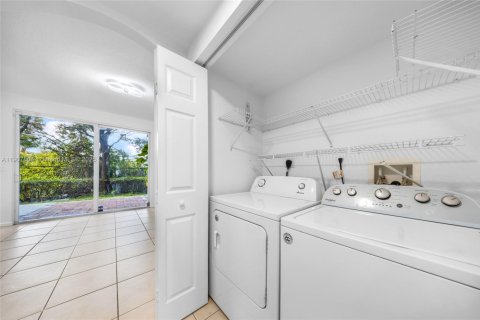 Townhouse in Miramar, Florida 3 bedrooms, 115.29 sq.m. № 1965716 - photo 7