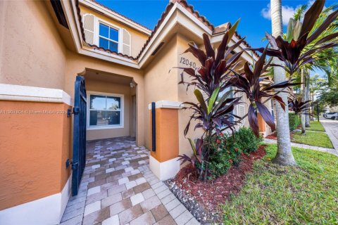 Townhouse in Miramar, Florida 3 bedrooms, 115.29 sq.m. № 1965716 - photo 1