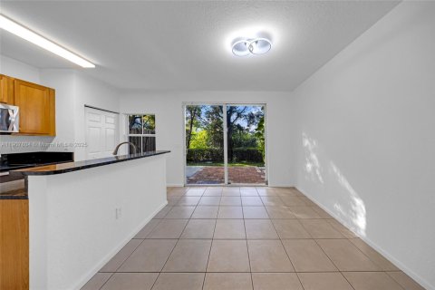 Townhouse in Miramar, Florida 3 bedrooms, 115.29 sq.m. № 1965716 - photo 4