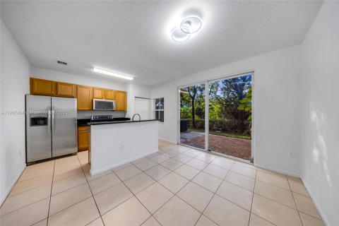 Townhouse in Miramar, Florida 3 bedrooms, 115.29 sq.m. № 1965716 - photo 3