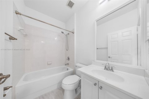 Townhouse in Miramar, Florida 3 bedrooms, 115.29 sq.m. № 1965716 - photo 16