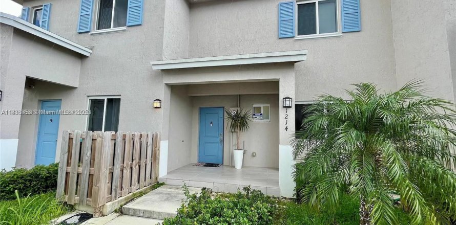 Townhouse in Florida City, Florida 4 bedrooms, 124.3 sq.m. № 1820415
