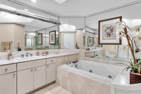 Condo in Aventura, Florida, 2 bedrooms  № 2059002 - photo 14