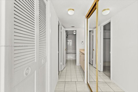 Condo in Aventura, Florida, 1 bedroom № 1971289 - photo 15