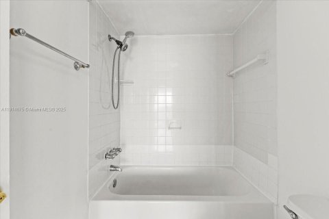 Condo in Aventura, Florida, 1 bedroom № 1971289 - photo 18