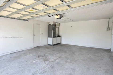House in Port St. Lucie, Florida 3 bedrooms, 187.66 sq.m. № 1830744 - photo 12