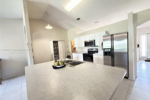 House in Port St. Lucie, Florida 3 bedrooms, 187.66 sq.m. № 1830744 - photo 9