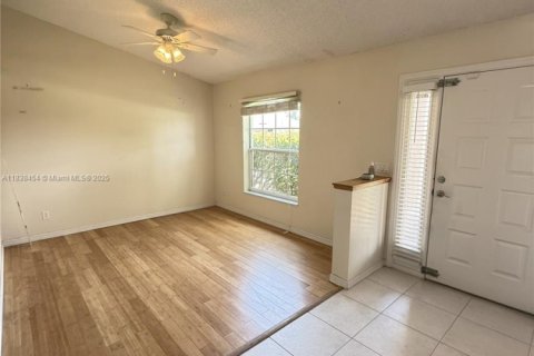 House in Port St. Lucie, Florida 3 bedrooms, 187.66 sq.m. № 1830744 - photo 3