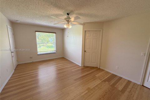 House in Port St. Lucie, Florida 3 bedrooms, 187.66 sq.m. № 1830744 - photo 14