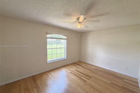 House in Port St. Lucie, Florida 3 bedrooms, 187.66 sq.m. № 1830744 - photo 15