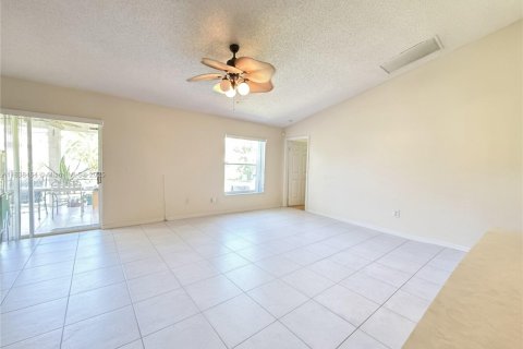 House in Port St. Lucie, Florida 3 bedrooms, 187.66 sq.m. № 1830744 - photo 13