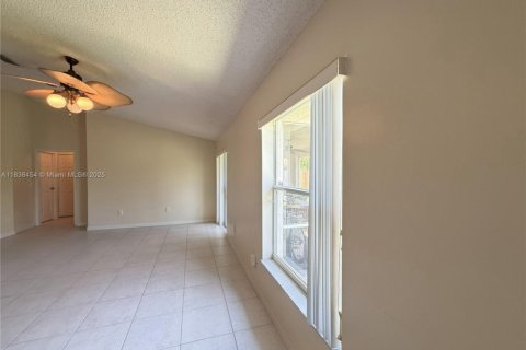 House in Port St. Lucie, Florida 3 bedrooms, 187.66 sq.m. № 1830744 - photo 23