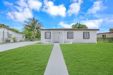 House in Miami Gardens, Florida 4 bedrooms, 102.75 sq.m. № 1781745 - photo 1