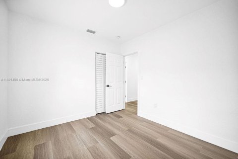 House in Miami Gardens, Florida 4 bedrooms, 102.75 sq.m. № 1781745 - photo 6
