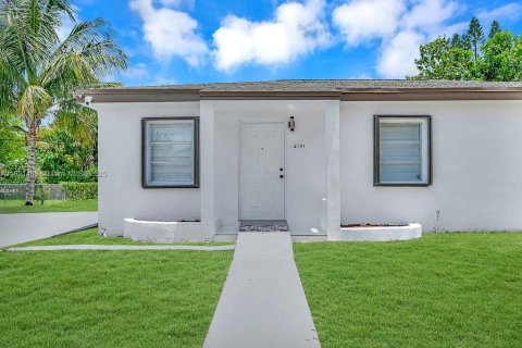 House in Miami Gardens, Florida 4 bedrooms, 102.75 sq.m. № 1781745 - photo 2