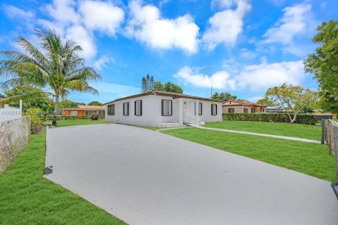 House in Miami Gardens, Florida 4 bedrooms, 102.75 sq.m. № 1781745 - photo 3