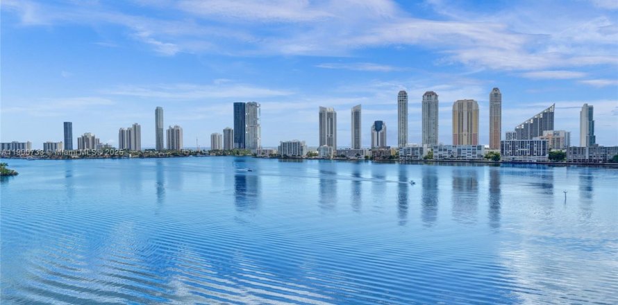 Кондоминиум с 2 спальнями в Авентура, Флорида № 1951647