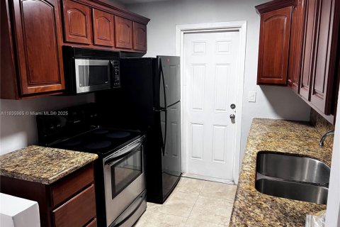 Condo in North Miami, Florida  № 1825550 - photo 4