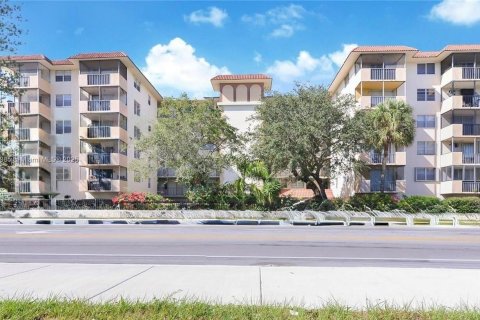 Condo in North Miami, Florida  № 1825550 - photo 1