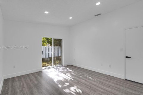 Villa ou maison à vendre à Miami, Floride: 3 chambres, 130.62 m2 № 2080903 - photo 12