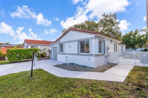 Villa ou maison à vendre à Miami, Floride: 3 chambres, 130.62 m2 № 2080903 - photo 2